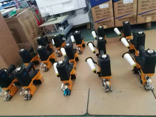 Single needle sewing machine for closing woven bags