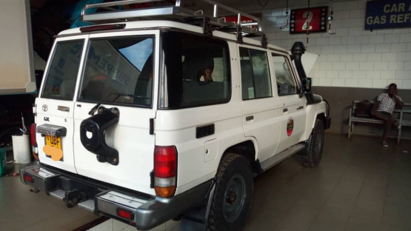 2014-toyota-land-cruiser-hardtop-hardtop-big-2
